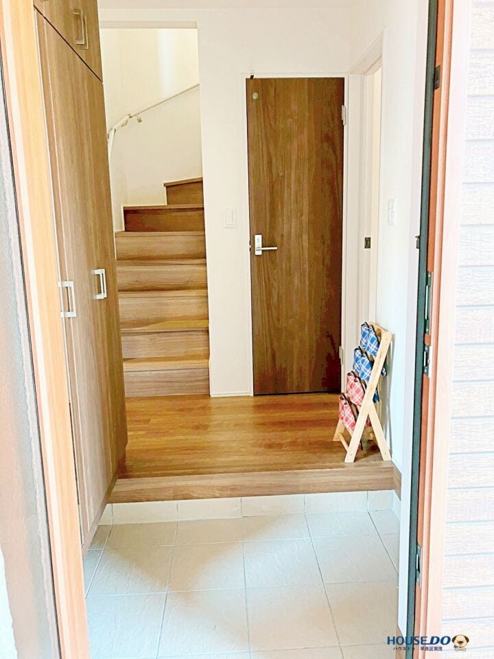 家族の「いってきます」「ただいま」を優しく包む明るい空間です。