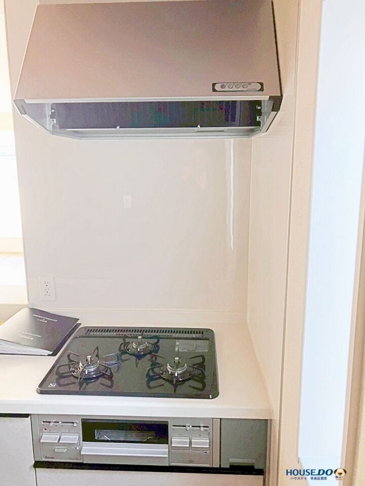 お掃除しやすい最新のフード付き換気扇と、火力調節もスムーズな多機能コンロを採用。