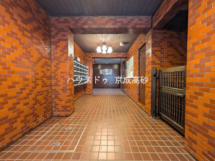 エントランス内部は、管理が行き届き清潔な共有スペースとなっています。