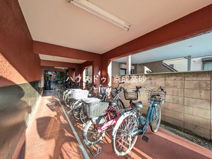 きちんと整備された駐輪場。住む方の心遣いが感じられます。