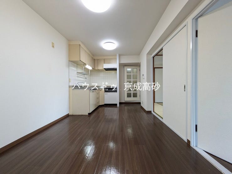 壁付け式で収納スペースを確保でき、作業スペースが広く、複数人でお料理が楽しめますね。