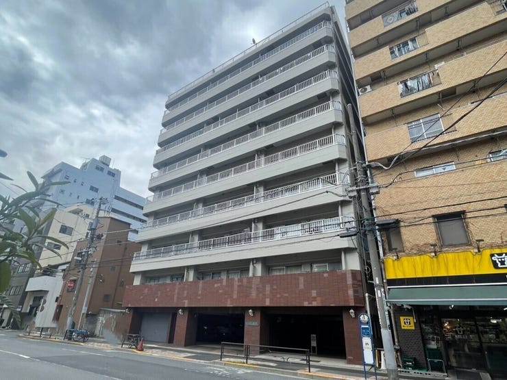 閑静な住宅街に立地する10階建てのマンションです