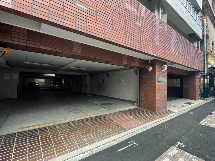 前面道路幅もあり、圧迫感を感じさせないアプローチです