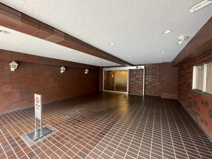 落ち着きがあり、ゆったりとしたエントランスへのアプローチです