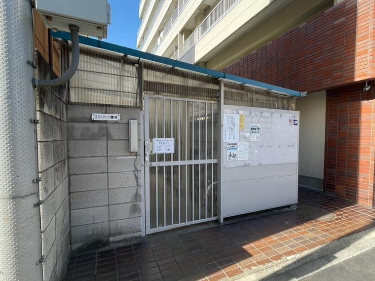 居住者専用の敷地内ゴミ置き場です