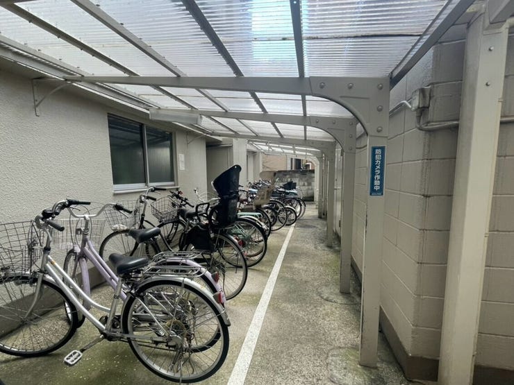 自転車も綺麗に整列されており、共用部の管理体制も良好です