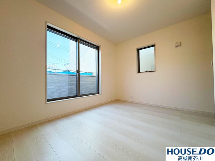 2階洋室6.0帖。
こちらの部屋からもバルコニーにアクセス可能です。
2面採光で明るいお部屋。