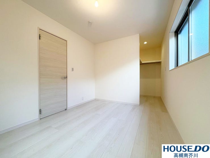 2階ストレージルーム6.0帖。
窓が2面あるので、南向きではありませんが明るいお部屋です。