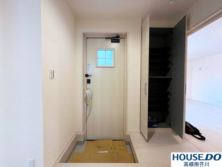 白を基調にし、ドアに窓もあることで明るい玄関。
玄関横の収納もたっぷり。