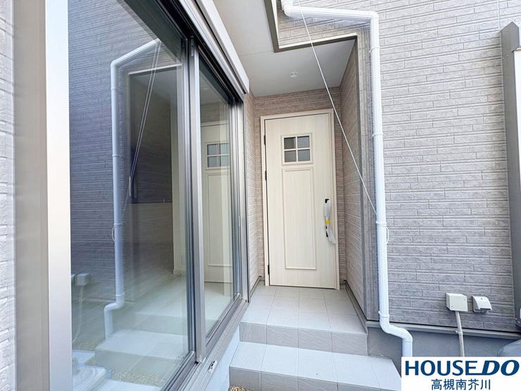 かわいらしいドアの玄関です。
窓があり採光できるのもポイント。