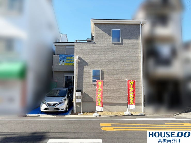 【外観】
前面道路も9mと広いので日当たり通風良好。
閑静な住宅街です。
落ち着いた色彩のおしゃれな外観です。