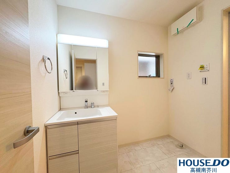 洗面台の鏡の裏にも収納ありますので、個人が使う小物も綺麗に直せます。
洗面台下部には洗剤などストックする場所として利用できます。