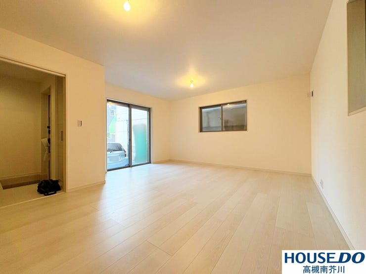 キッチン方面から見たリビングです。
広いLDK17.75帖。
カウンターからLDKが見渡せるのでお子様の様子も見えて安心。