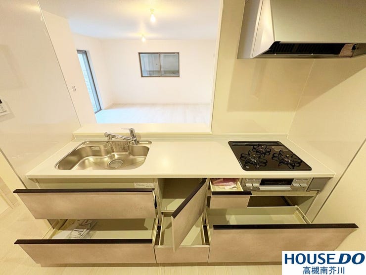 キッチン周りも収納たっぷり。
家事中に家族との会話もカウンター越しにたのしめますね。