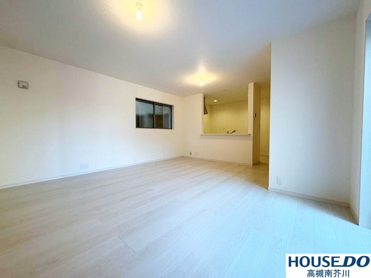 リビング側からキッチン。
広い窓からの採光がありますので、室内の優しい色に相まって明るく温かみのあるリビングです。