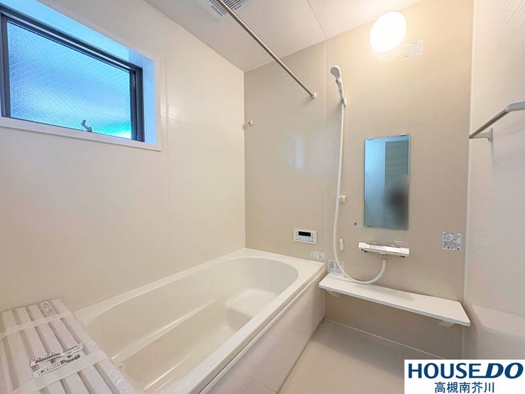 広い湯船で足を伸ばしてリラックス♪
窓があるもの嬉しいポイントです。
雨の日には備え付きの浴室乾燥機が活躍しますね。