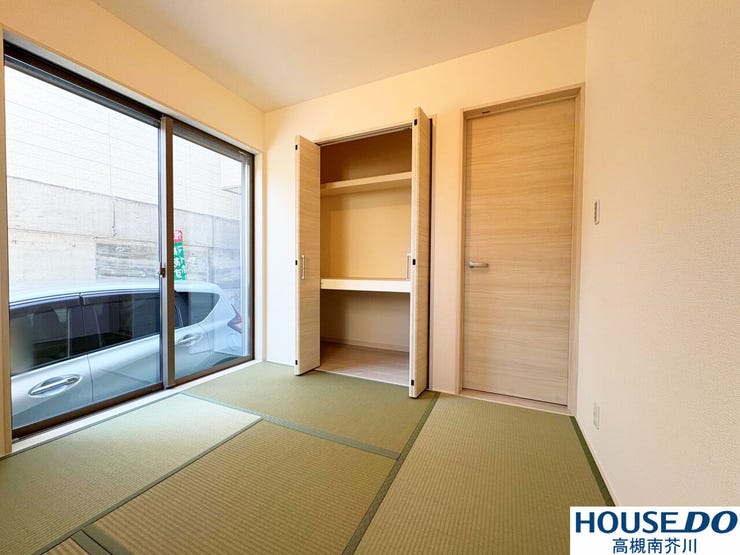 来客用にも便利です。
クローゼット型の収納にはお布団なども収納できる充分な広さがあります。
和室でゴロゴロもいいですね。