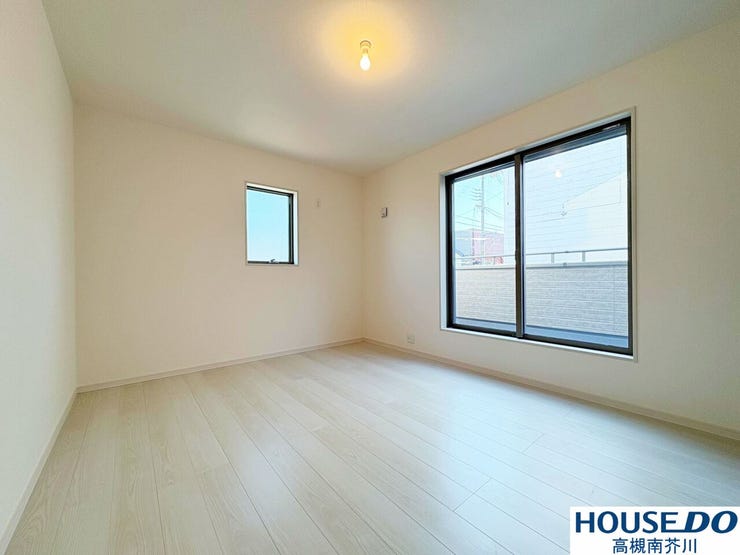 2階7.87帖。
南向きの大きな窓から日差しが差し込みます。
2階全居室ウォークインクローゼット付き。
服、カバンなども充分収納できます。