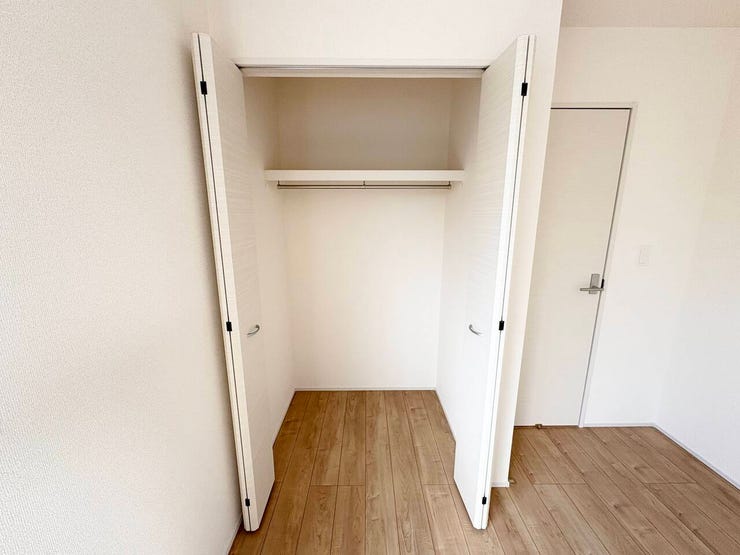 こちらのクローゼットにもたっぷり収納できます。