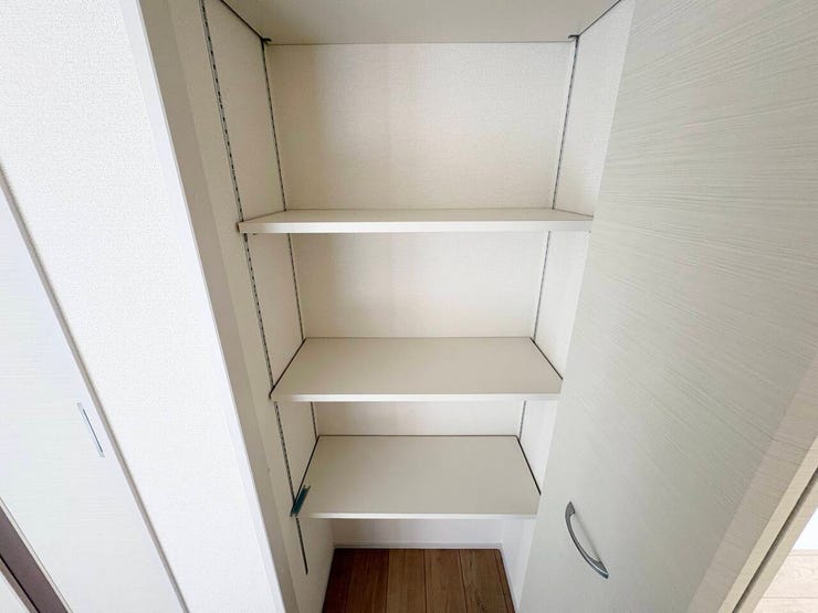 廊下にも収納スペースがございます。
仕切りが三段ございますので、たくさんの物が収納可能です。