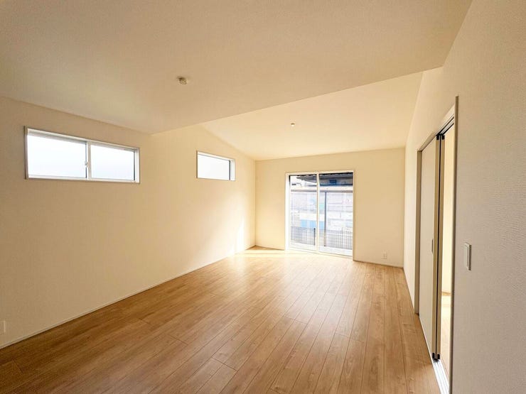 広々とした17帖のリビング・ダイニングルームです。
天井を屋根形状に合わせて高くすることで、開放感もアップしております。