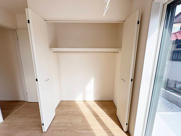 大きなクローゼットですので、たくさん収納していただけます。