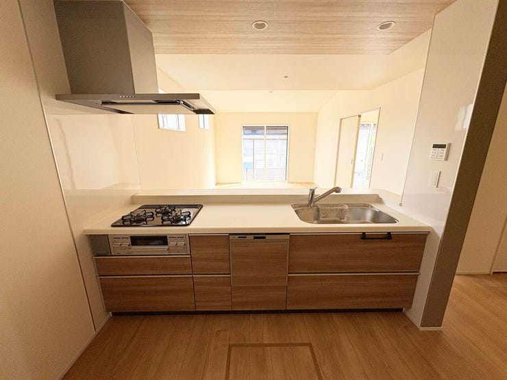 リビングが見渡せる、広々としたキッチンとなっております。
家事をしながらでもお子様の様子もしっかり確認することができます。床下収納もございます。