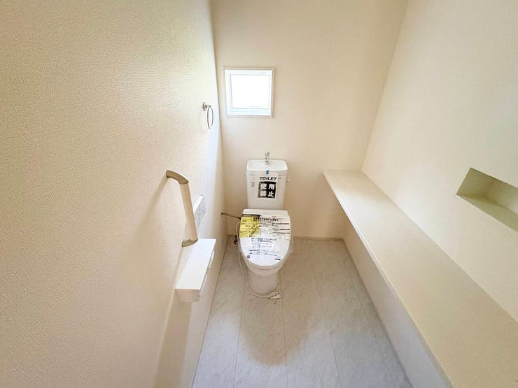 温水洗浄便座のトイレです。
側面には棚がありますので、ちょっとしたインテリアグッズが置けます。