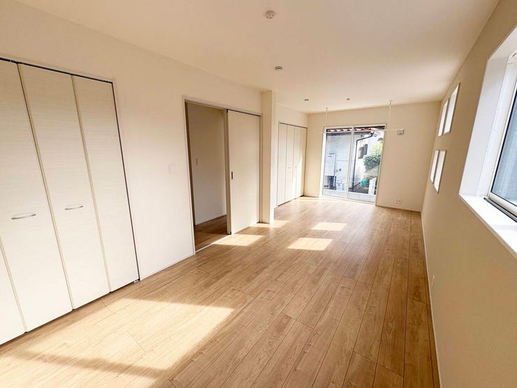 白を基調とした明るい雰囲気の約11帖の洋室です。
将来の家族構成の変化に応じてお部屋を仕切ることも可能です。