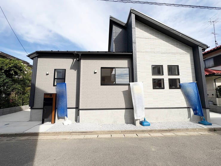 【外観】
只今、人気上昇中の平屋新築戸建です。
周辺は閑静な住宅街ですので、穏やかな時間をこちらで過ごしていただけるかと思います。