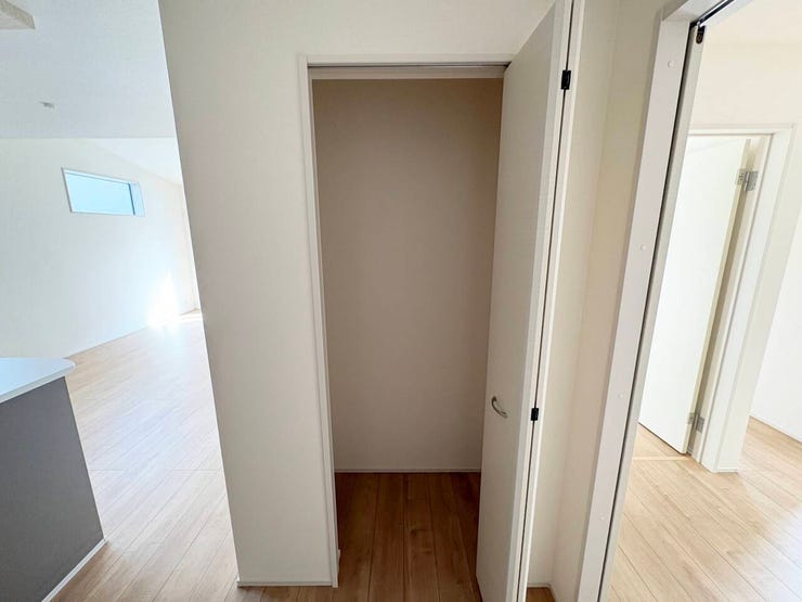 キッチン横には収納スペースがございます。
大きな物もばっちり収納できます。