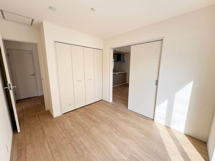 約5帖の洋室です。
こちらのお部屋にも優しい陽の光が差し込み、穏やかなひと時をお過ごしいただけます。