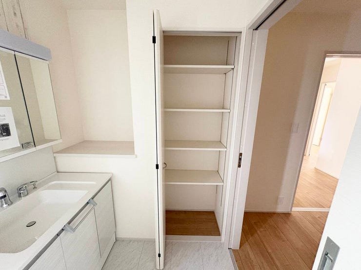 洗面台の横には大きな収納スペースもございます。
タオル類、洗剤など洗面所で使う物がたくさん収納できて、便利です。