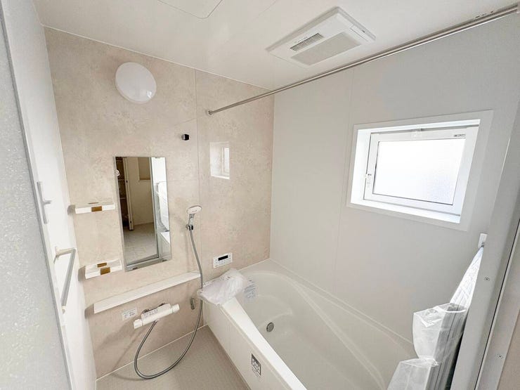 脚を伸ばしてゆったりと湯船に浸かっていただけます。
追い炊き機能・浴室乾燥機付きです。