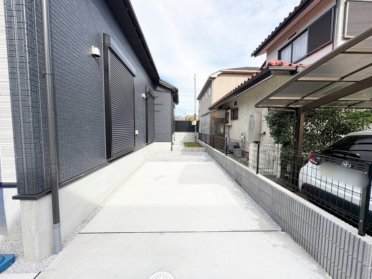 駐車スペースも完備しております。
ファミリーカーを止めてもゆとりがある広さになっております。