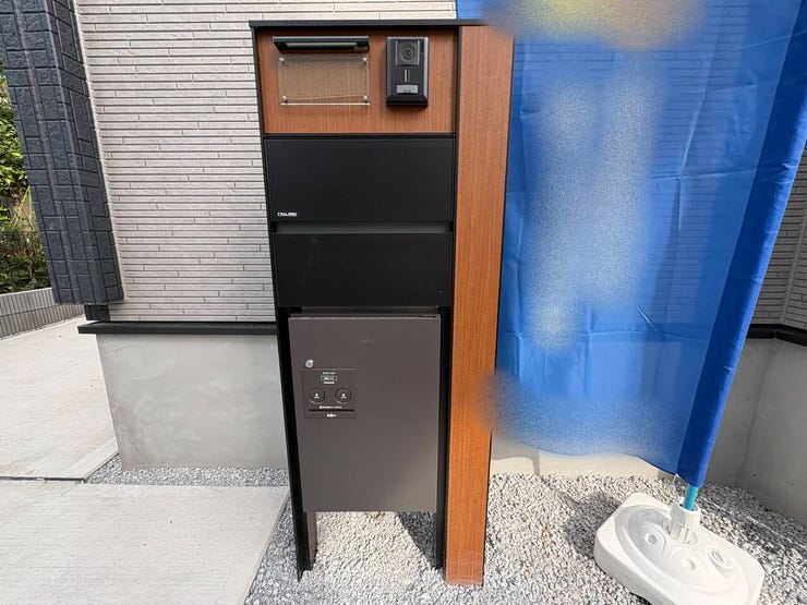こちらは機能門柱です。
表札、インターホン、ポスト、宅配ボックスが一体となっております。宅配ボックスがあると、荷物の受け取りも安心ですね。
