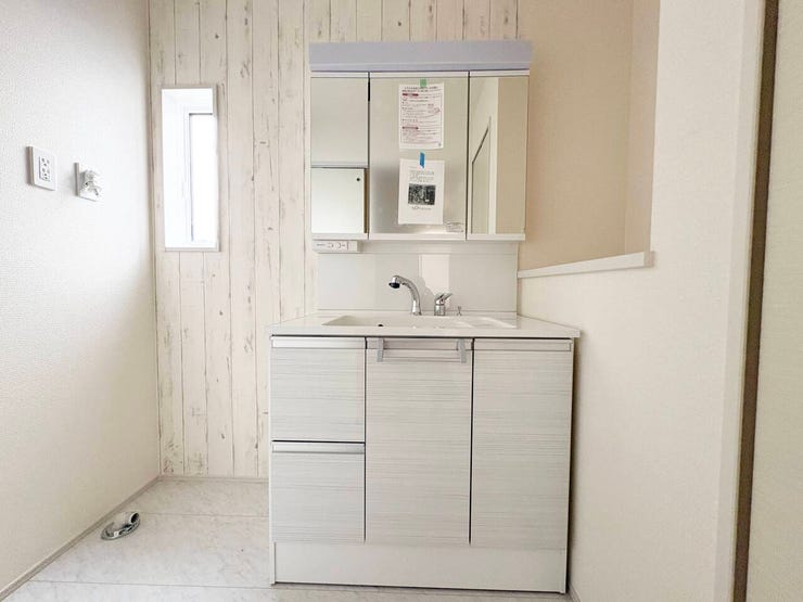 こちらは洗面所です。
三面鏡になっていますので、忙しい朝に重宝しますね。
収納スペースもしっかり確保されている所もうれしいポイントです。