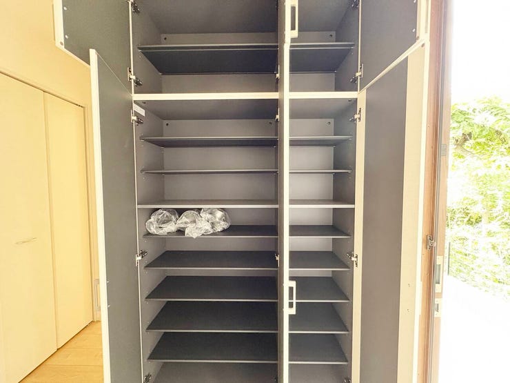 こちらはシューズボックスです。
大容量となっておりますので、たっぷり収納していただけます。