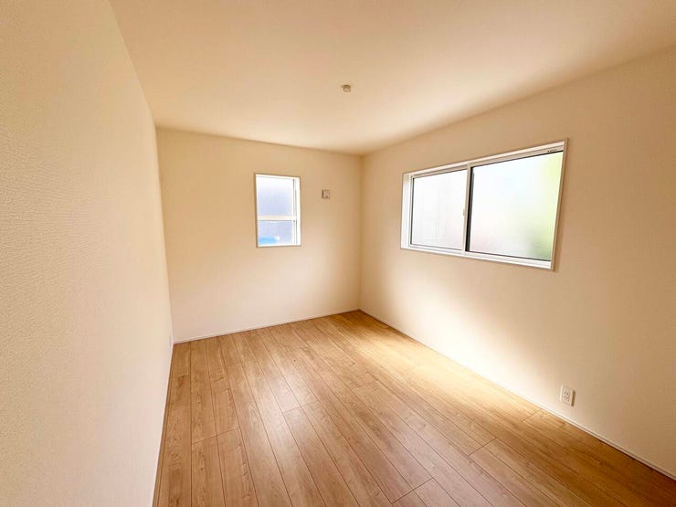 約6帖の洋室です。
優しい陽の光が差し込むお部屋となっています。