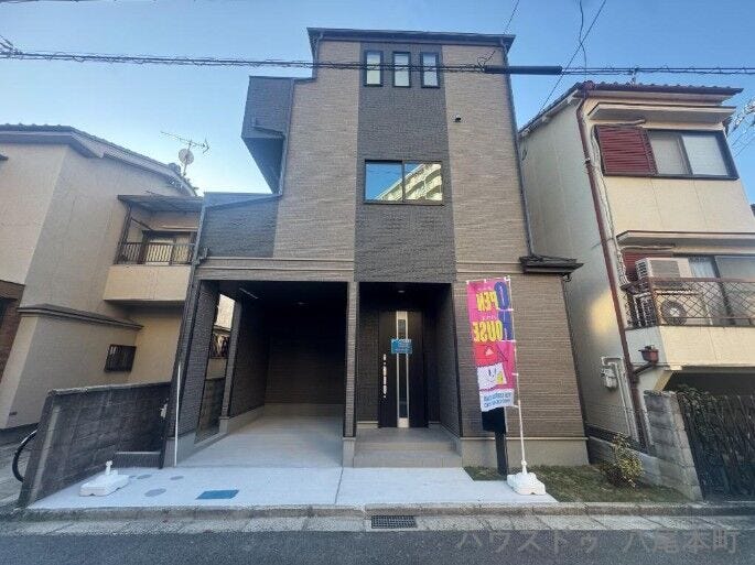 【外観】
スタイリッシュな3階建て外観が魅力の新築戸建。縦の空間を活かした設計で存在感があり、限られた敷地でもゆとりある住まいを実現。モダンなデザインが街並みに映えます。