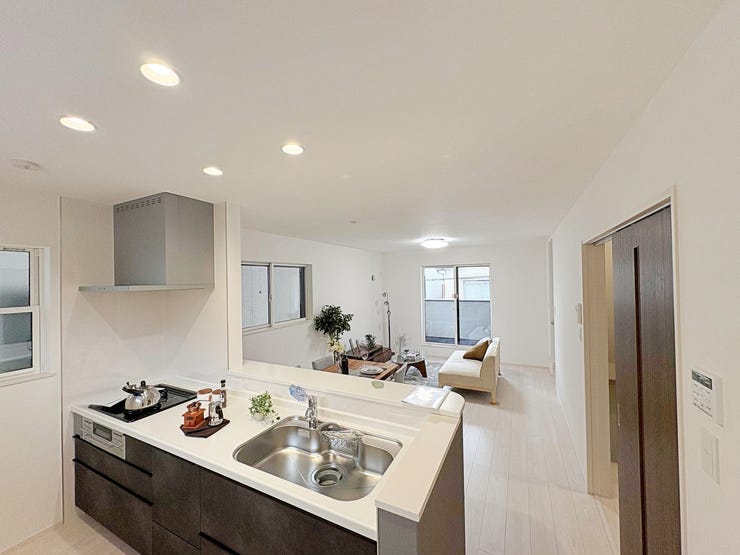 2階 キッチンよりリビングダイニング。
対面キッチンでご家族団らんのひと時を演出します。