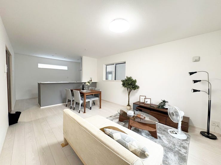 2階 リビングダイニング
キッチン部分の後方上部に光取りがあり、日中は料理をされる方の後ろからも光が入ります。