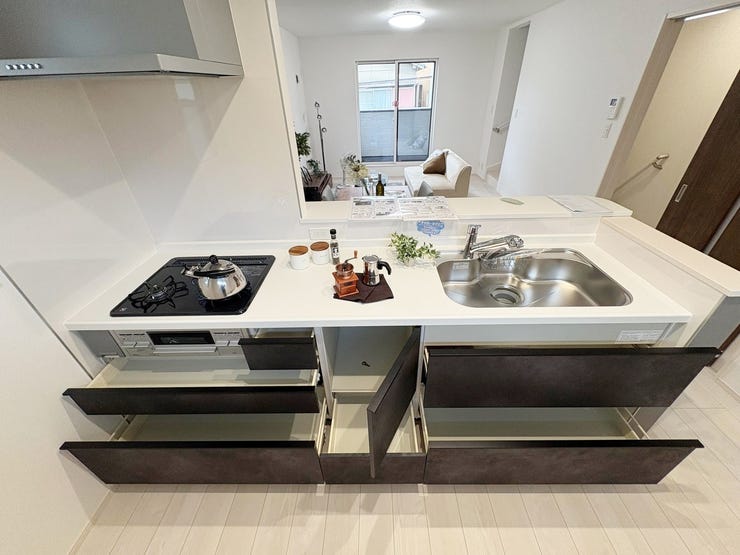 2階 キッチン スライドドアの収納たっぷりです。
広々シンクは大きなフライパンでも楽に洗えます。