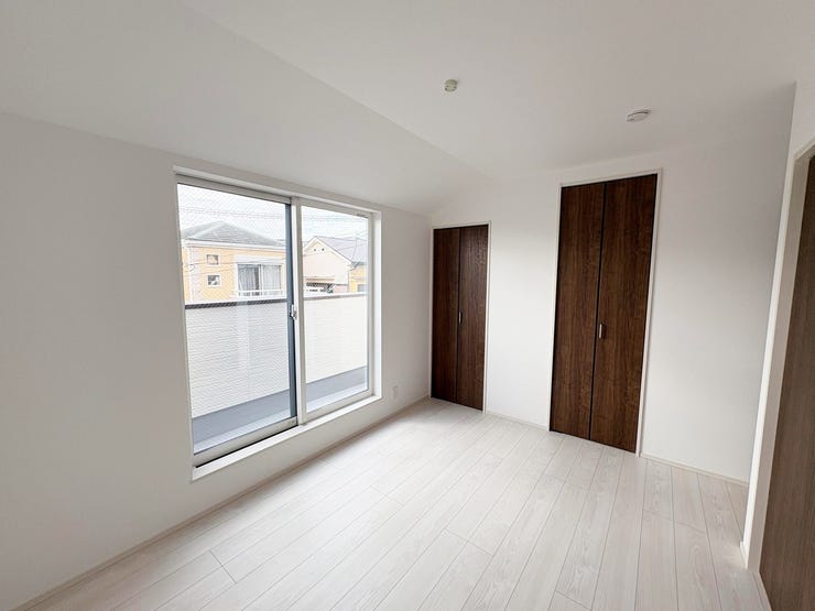 3階 洋室6.5帖 窓2ヶ所 明るいです。