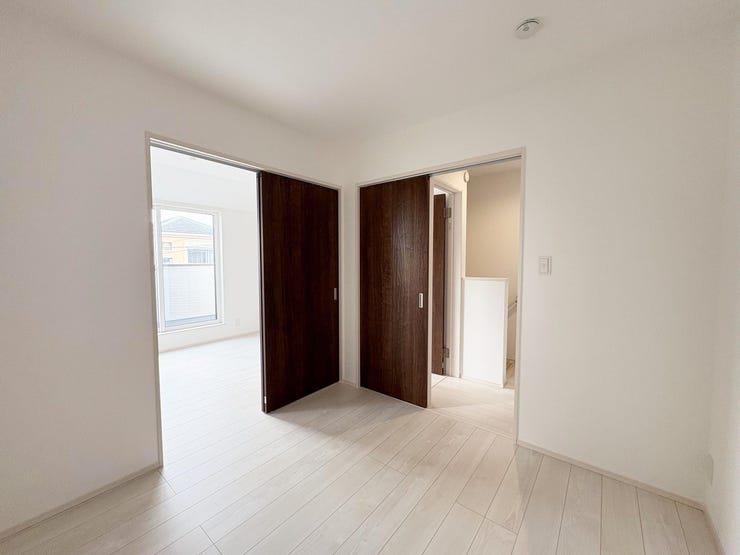 3階 洋室4.5帖
隣の納戸(画像左手)と合わせてお使いいただくと広い空間となります。