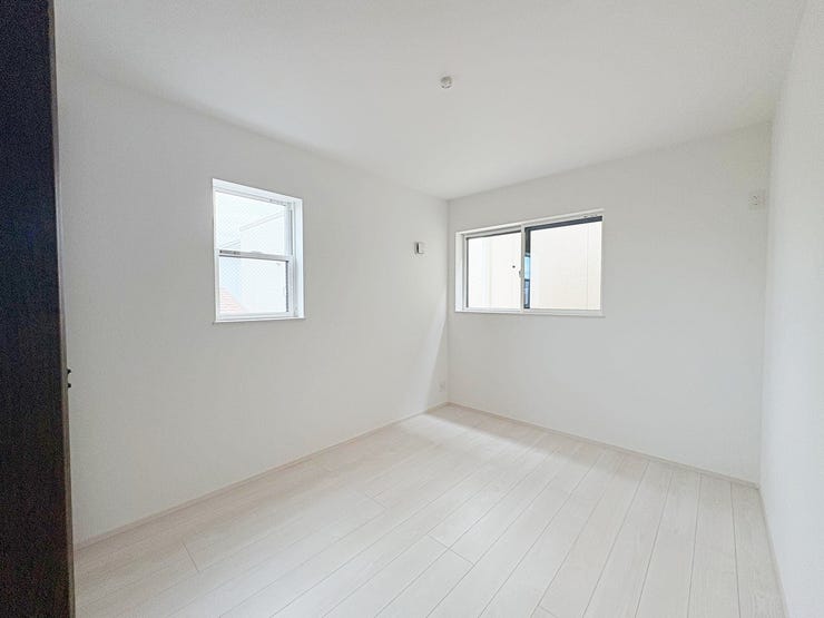 3階 納戸6.25帖
採光2面で明るいお部屋です。
お子様の勉強部屋としてもお使いいただけます。