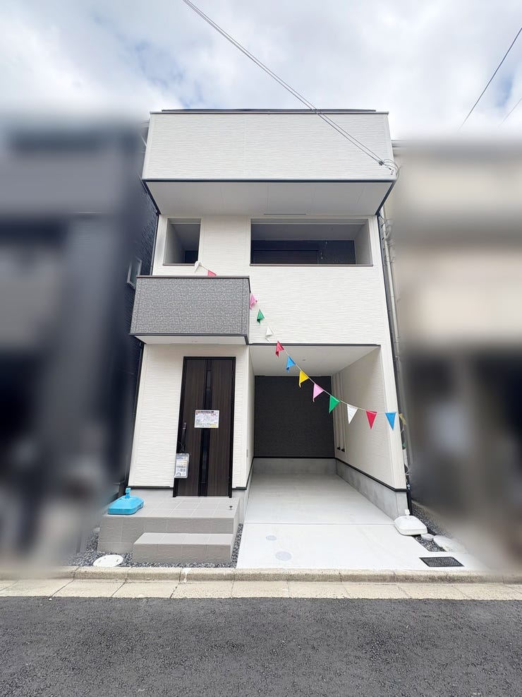 【外観】
スリットガラスの入ったドアで、明るい玄関ホールです。
ビルトインガレージで雨にぬれずにお車に乗り込めます。