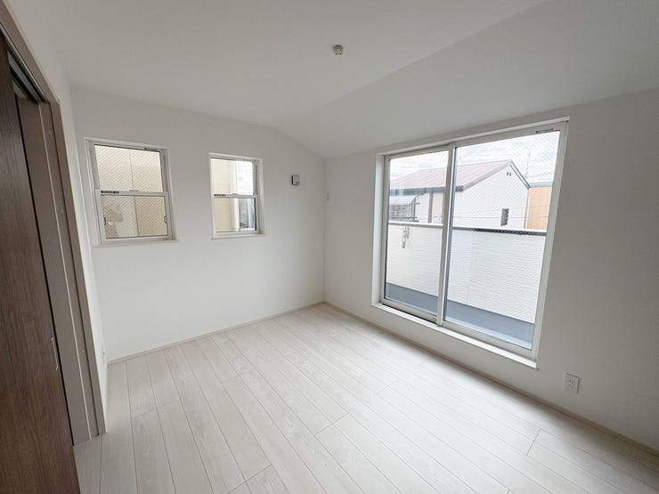 3階 洋室6.5帖
バルコニーと窓の2面採光で明るいお部屋です。