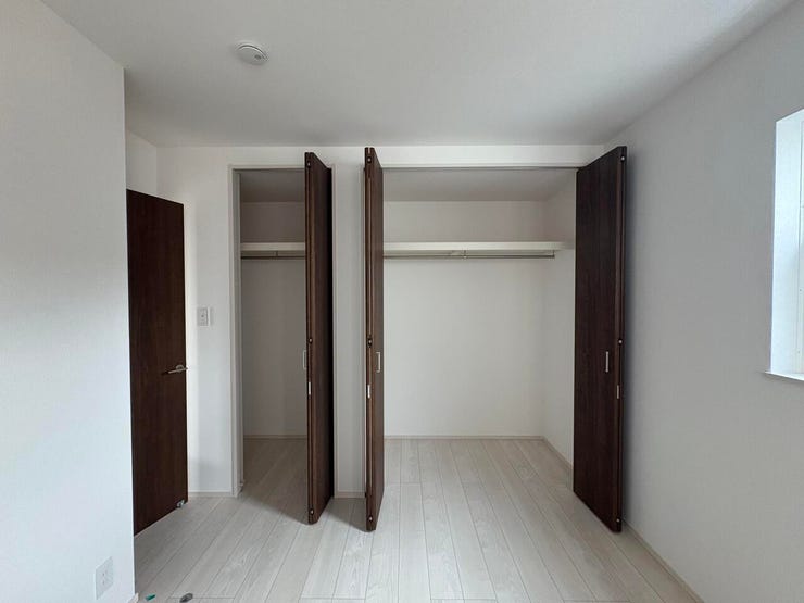 3階 納屋6.25帖 クローゼット2ヶ所あります。余裕の収納力です。