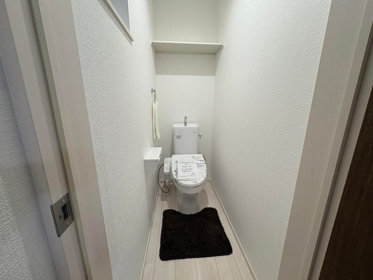 3階 トイレ
上部収納棚もあります。